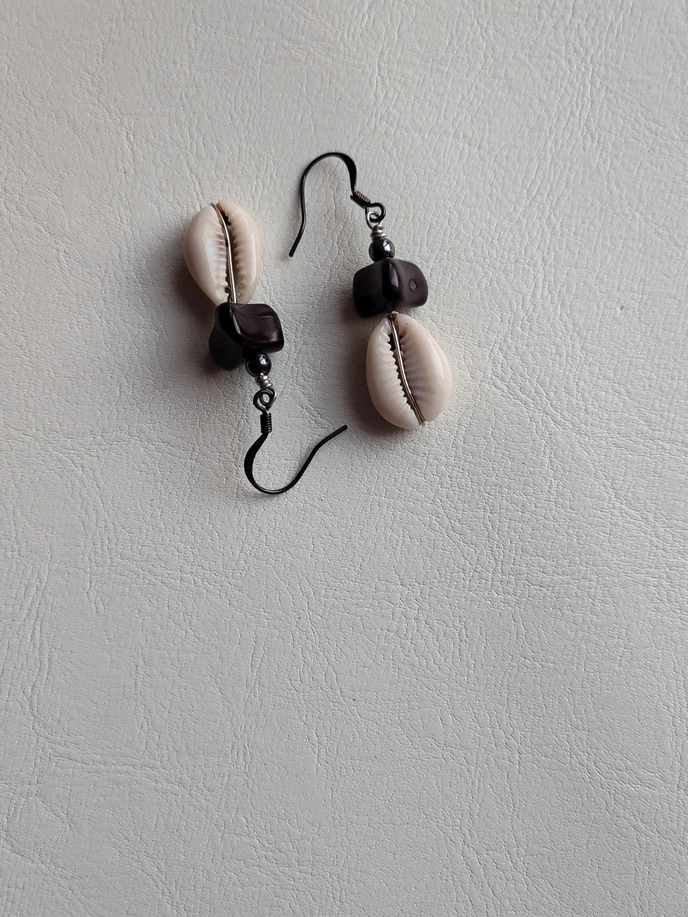 Seashell Hanging Earring - Natural Seashell Cream And Dark Brown
